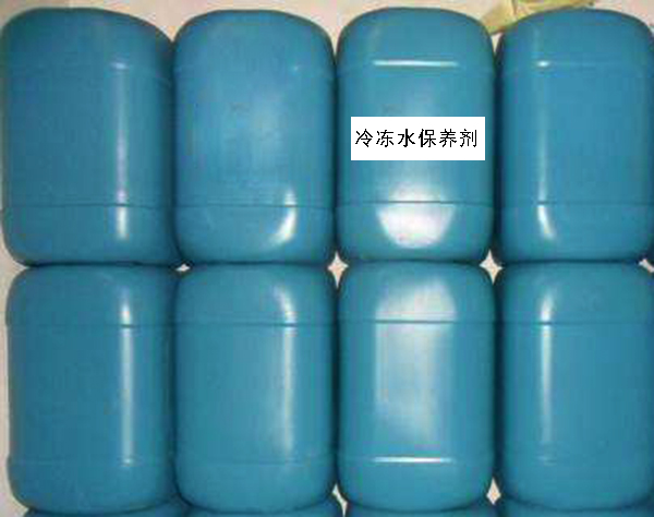 冷凍水保養(yǎng)劑適用于密閉系統(tǒng)以乙二醇、甲醇、乙醇、工業(yè)水等作冷媒的冷凍水及熱水系統(tǒng)作緩蝕劑用，也可用于防凍液、油輪、油罐中作水相緩蝕作用，以解決水線腐蝕問題，也適用于中央空調(diào)冷凍水系統(tǒng)。   密閉水緩蝕劑主要由有機(jī)腐蝕抑制劑、分散劑、亞硝酸鹽、鉬酸鹽等組成，是目前密閉系統(tǒng)中應(yīng)用較多，性能卓越的緩蝕劑之一。對(duì)碳鋼、不銹鋼、銅合金、鋁合金等多種材質(zhì)均有良好緩蝕性能。不含鉻酸鹽，在水中無顏色，減少金屬材質(zhì)產(chǎn)生斑點(diǎn)之現(xiàn)象。確保傳熱效率良好，減少維護(hù)和操作費(fèi)用。液狀產(chǎn)品添加及操作非常方便。本品適用于系統(tǒng)泄漏量小的密閉循環(huán)水冷卻系統(tǒng)。